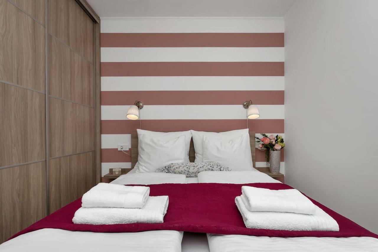Charming Apartment Tissa With Sea View Makarska Kültér fotó